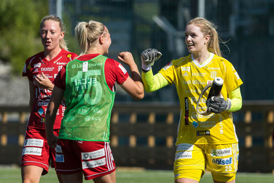 Piteås målvakt Guro Pettersen jublar med lagkamrater