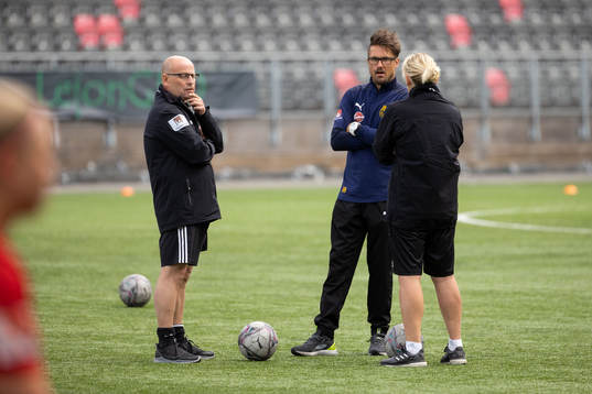 Umeås tränare Robert Bergström prata med Piteås tränare Stellan Carlsson och Annelie Andersén