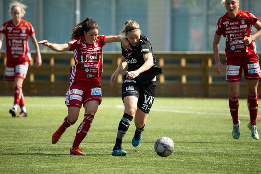Piteås Josefin Johansson i kamp om boll med Umeås Lisa Dahlkvist
