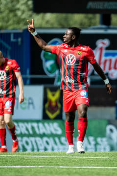 Östersunds Jordan Attah Kadiri  gör peacetecken
