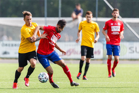 Örebro Syrianskas Marcus Karlsson och Karlslunds Tidjani