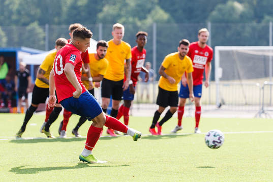 Karlslunds Christer Lipovac slår en straff