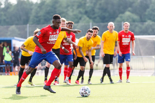 Karlslunds Tidjani Diawara med en straff