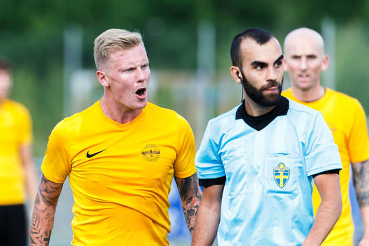 Örebro Syrianskas Linus Lamu reagerar på domaren