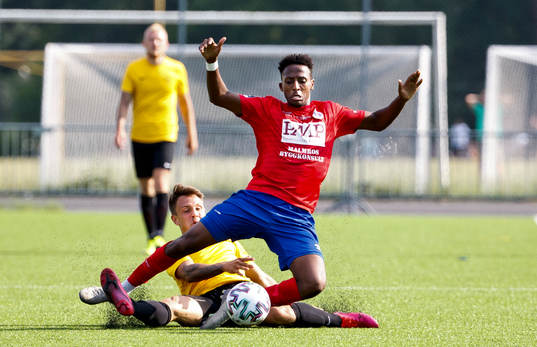 Örebro Syrianskas Marcus Karlsson och Karlslunds Ibrahim