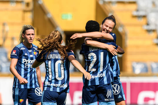 Djurgårdens Portia Boakye jublar med Tilde Lindwall och Olivia Schough m.fl efter 1-2