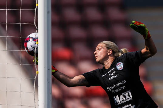 Eskilstunas målvakt Emelie Lundberg släpper in 1-0 av Örebros Frida Abrahamsson (ej i bild)