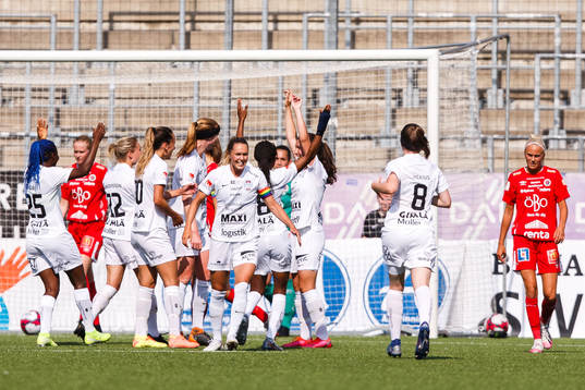 Eskilstunas Loretta Kullashi jublar med lagkamrater efter 1-1