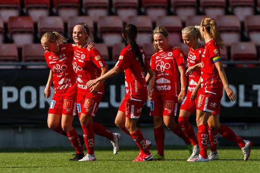 Örebros Heidi Kollanen jublar med lagkamrater efter 3-2