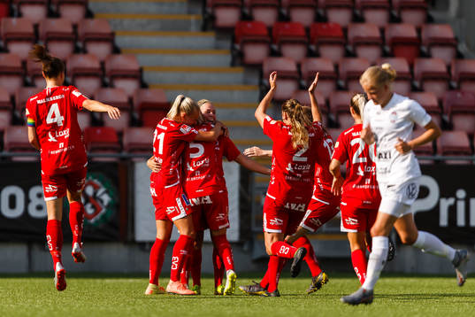 Örebros Heidi Kollanen jublar med lagkamrater efter 3-2