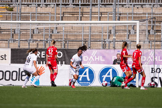 Eskilstunas Loretta Kullashi jublar efter 1-1