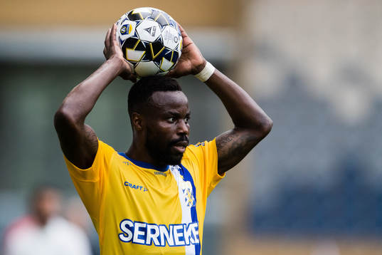 IFK Göteborgs Nzuzi Toko med ett inkast