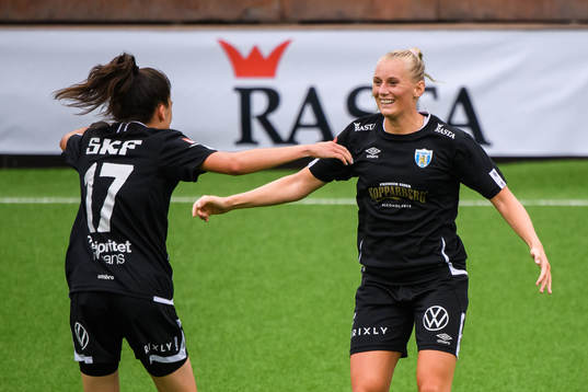 Göteborgs Anna Julia Csiki och Stina Blackstenius jublar