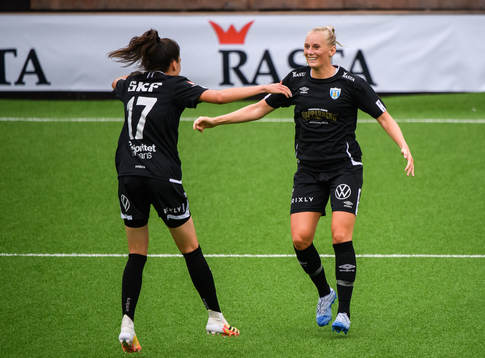 Göteborgs Anna Julia Csiki och Stina Blackstenius jublar