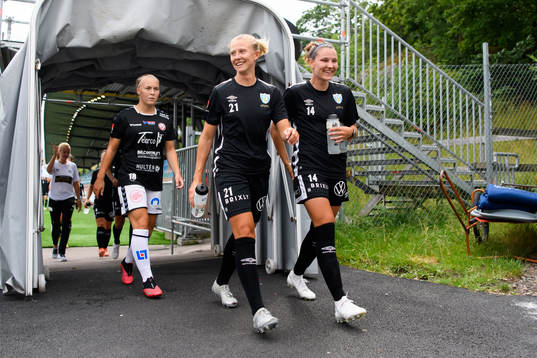Göteborgs Rebecka Blomqvist och Natalia Kuikka innan fotbollsmatchen i Damallsvenskan mellan Kopparbergs/Göteborg och Kristianstad den 28 juni 2020 i Göteborg.