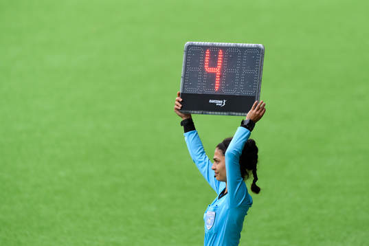 Fjärdedomare Maral Mirzai Beni visar att det är minst