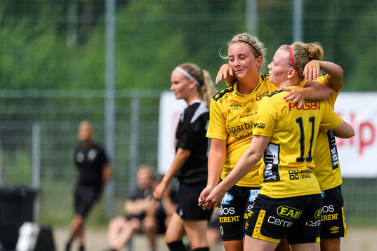 Elfsborgs Leann Nyström jublar med lagkamrater