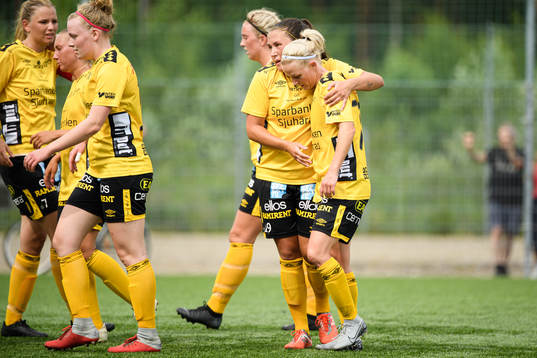 Elfsborgs Sara Jardving klappas om av lagkamrater efter att gjort 0-2
