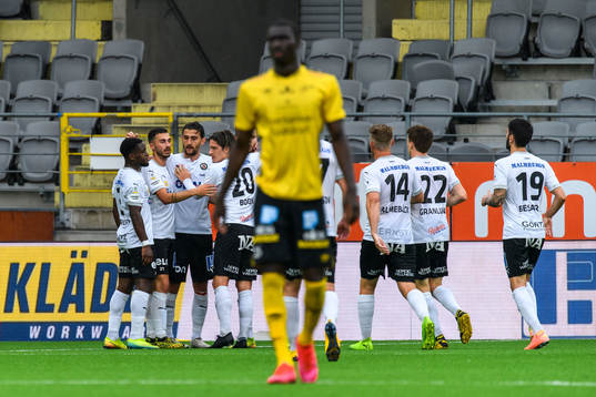Örebros Agon Mehmeti jublar med lagkamrater efter 0-1