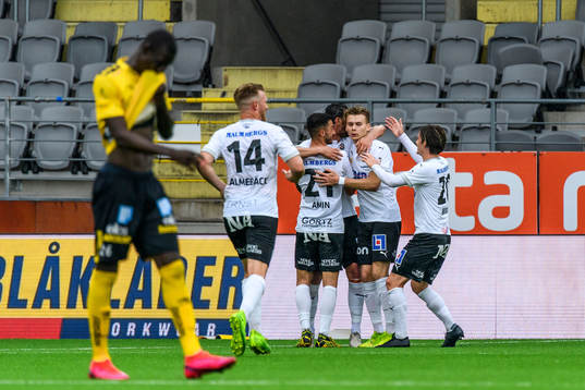 Örebros Agon Mehmeti jublar med lagkamrater efter 0-1