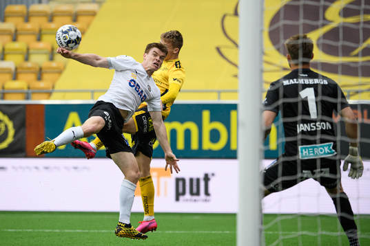 Örebros Albin Granlund får bollen på handen