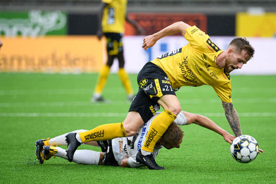 Elfsborgs Rasmus Alm in kamp med Örebros Johan Mårtensson