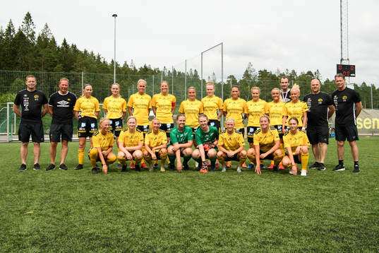 Elfsborgs spelartrupp i damlagets första historiska seriematch. Bakre raden från vänster Nichlas Carlsson, Jan Ryrlén, Evelina Brink, Matilda Ståhlbom Karlsson, Ellen Larsson, Gabriella Uddh, Cornelia Lind Kékesy, Leann Nyström, Johanna Kalinski Köhlqust, Linda Westberg Carlsson, Moa Skoglund, lagledare Roger Bergström, Tea Skoglund, lagledare Claes Mattsson och tränare Joakim Carlsson. Främre raden från vänster Linn Sångberg, Fanny Johansson, Cornelia Andersson, målvakt Lia Viking, Sara Jardving, Ebba Johansson och Donika Shala.