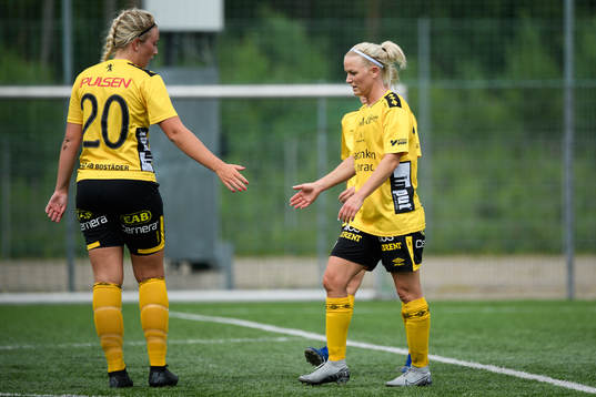 Elfsborgs Sara Jardving gratuleras av Ebba Johansson efter att gjort 0-2