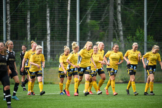 Elfsborgs spelare jublar efter att Linda Westberg Carlsson gjort 0-3