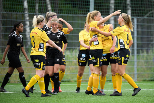 Elfsborgs Gabriella Uddh jublar tillsammans med lagkamrater efter att gjort 0-4