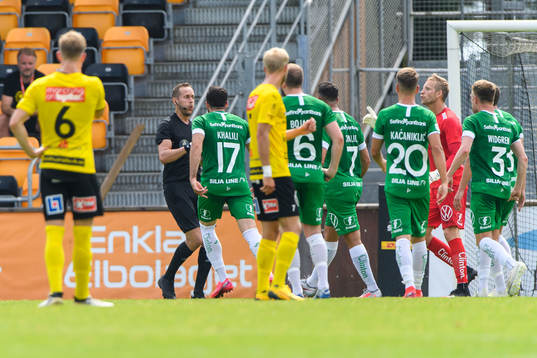 Domare Victor Wolf i diskussion med Hammarbys spelare