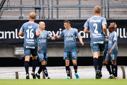Brages Leonard Pllana jublar med lagkamrater efter 0-1