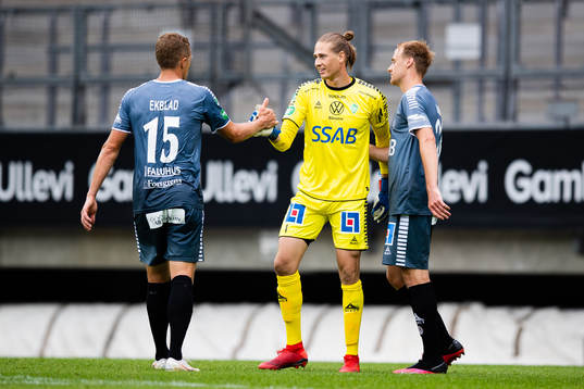 Brages målvakt Adrian Engdahl  jublar med lagkamrater