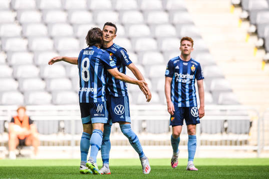 Djurgårdens Kevin Walker jublar med Haris Radetinac efter 5-0
