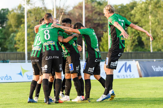 Varbergs spelare jublar efter 3-0 av Daniel Krezic