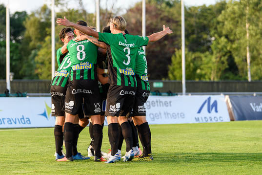 Varbergs spelare jublar efter 3-0 av Daniel Krezic