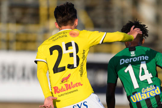 Falkenbergs Lorek Ademi med en tejpad siffra på ryggen