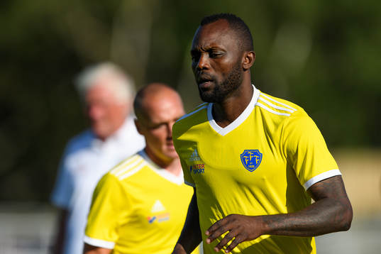 Falkenbergs John Chibuike före fotbollsmatchen i