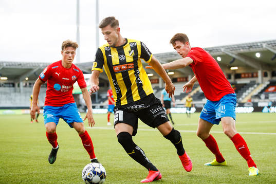 Häckens Adnan Maric i en kamp mot Helsingborgs Adam
