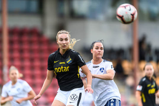 s Elise Björnelius Leidersten och Älvsjös Linda Nieminen under fotbollsmatchen i Elitettan mellan AIK och Älvsjö den 1 juli 2020 i Stockholm.