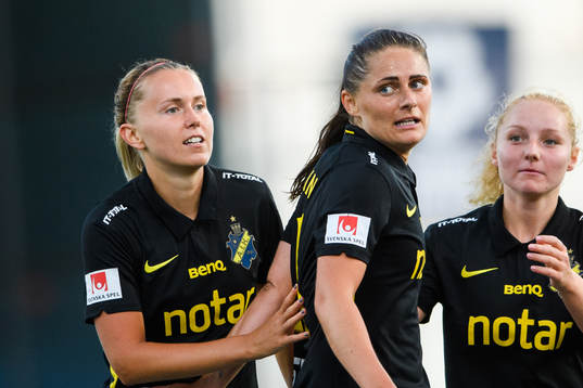 s Adelisa Grabus och Linda Hallin jublar efter 1-0 under fotbollsmatchen i Elitettan mellan AIK och Älvsjö den 1 juli 2020 i Stockholm.