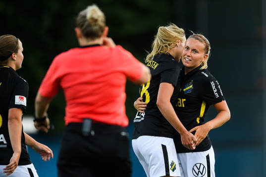 s Adelisa Grabus och Elise Björnelius Leidersten jublar efter 1-0 under fotbollsmatchen i Elitettan mellan AIK och Älvsjö den 1 juli 2020 i Stockholm.