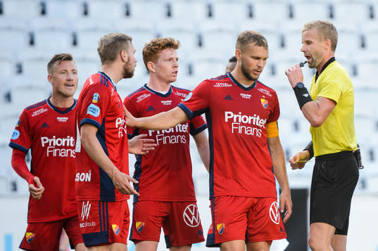Djurgårdens Fredrik Ulvestad, Jonathan Ring , Aslak Witry och Jesper Karlström i samtal med domare Glenn Nyberg