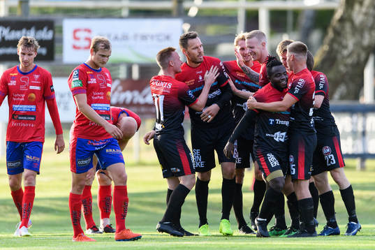 Trollhättans spelare jublar med lagkamrater