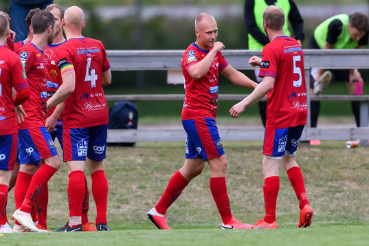 Tvååkers Jakob Adolfsson jublar efter 2-1