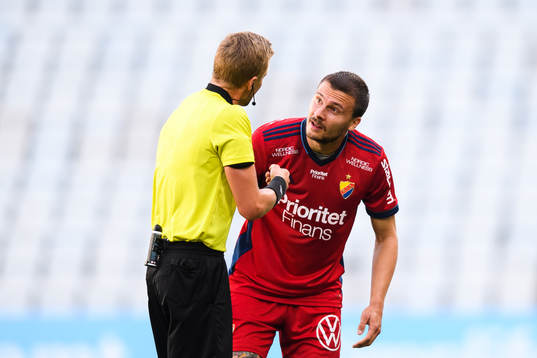 Domare Glenn Nyberg i samtal med Djurgårdens Erik Berg