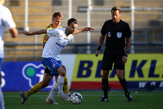 IFK Norrköpings Andreas Blomqvist och domare Andreas Ekberg