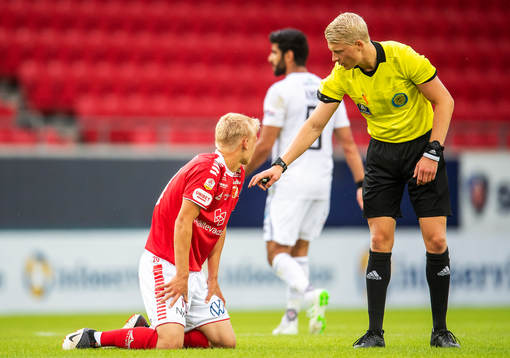 Kalmars Carl Gustafsson och Domare Adam Ladebäck