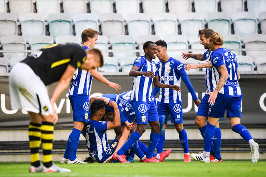 IFK Göteborgs spelare jublar efter 1-0 av Sargon Abraham 