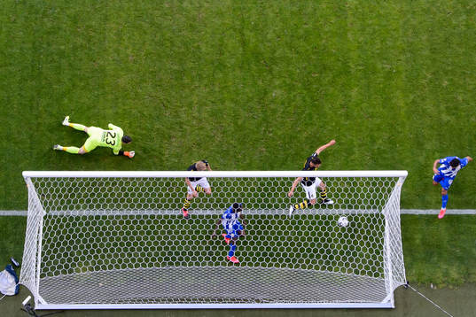 Bollen går i mål till 1-0